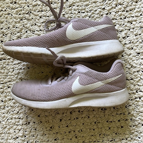 🏃🏼‍♀️ Nike Tanjun Sneakers 🏃🏼‍♀️ - Picture 9 of 10